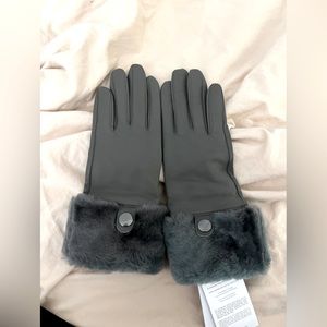 NWT UGG XS sheepskin glove (touch screen technology) in charcoal